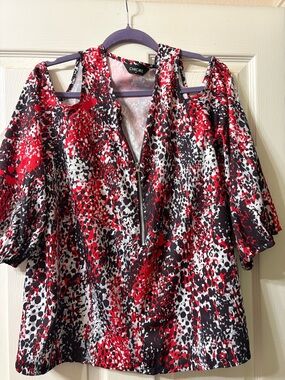 chic Red, Black & White Cold-Shoulder Zip Front Blouse